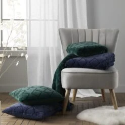 Catherine Lansfield Cosy Diamond 130cm X 170cm Throw 24 Catherine Lansfield Cosy Diamond 130cm X 170cm Throw -Online Home Furnishings 30812063 alt03
