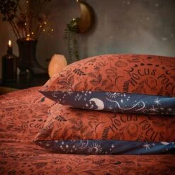 Furn. Witchy Vibes Duvet Cover And Pillowcase Set Rust 23 Furn. Witchy Vibes Duvet Cover And Pillowcase Set Rust -Online Home Furnishings 30877043 alt01